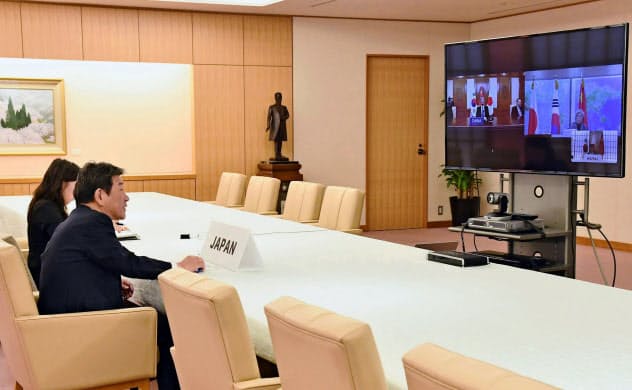 日中韓の外相による協議は、新型コロナの感染が拡大して以降、初めてだった。テレビ会議に臨む茂木外相(左手前)=20日、外務省(同省提供) 日中韓の外相による協議は、新型コロナの感染が拡大して以降、初めてだった。テレビ会議に臨む茂木外相(左手前)=20日、外務省(同省提供)