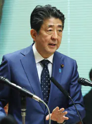 参院財政金融委で答弁する安倍首相(24日) 参院財政金融委で答弁する安倍首相(24日)