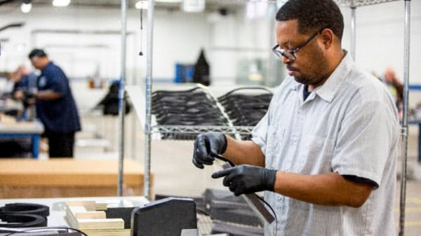 フォードは自社工場で医療用フェースガードを製造する