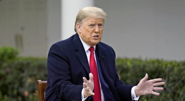 トランプ米大統領は4月12日までに経済活動を再開することに意欲を示した(24日、ワシントン)=AP