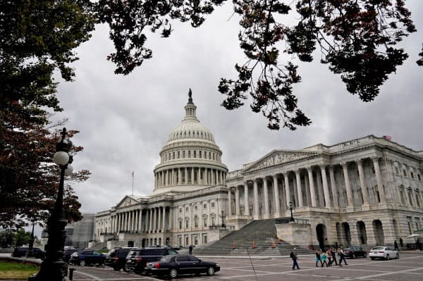 下院も26日をメドに採決して早期の成立を目指す(ワシントンの米議会)=ロイター