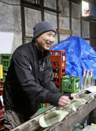 北海道東川町に移転する、岐阜県の老舗酒蔵「三千桜酒造」の山田耕司社長(2月26日、岐阜県中津川市)=共同 北海道東川町に移転する、岐阜県の老舗酒蔵「三千桜酒造」の山田耕司社長(2月26日、岐阜県中津川市)=共同