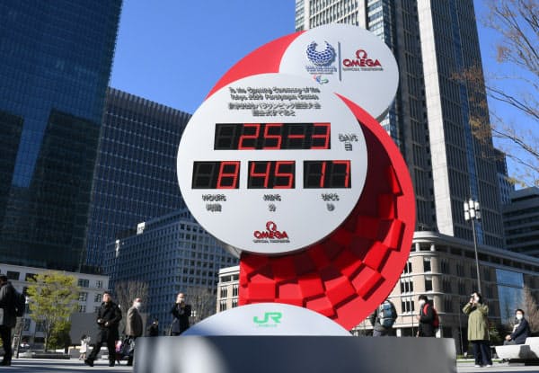 東京五輪・パラリンピックの開催延期が決まり、時刻表示に変わったカウントダウンクロック(25日午前、東京都千代田区)