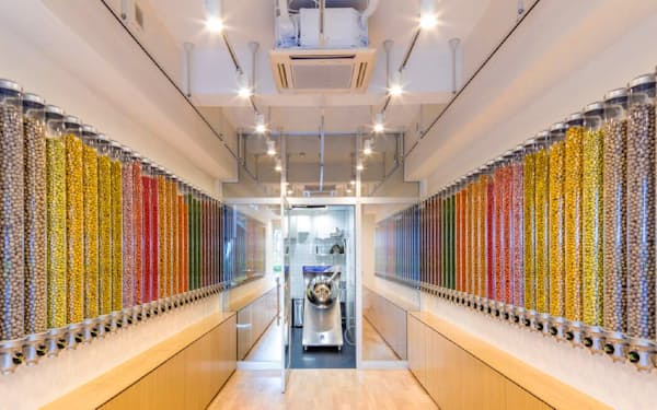 奥のキッチンですべての商品を作り壁面にラインナップが並ぶCHOCI TOKYOの店舗