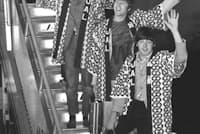 1966年6月、羽田空港に法被姿で降り立ったザ・ビートルズ。手前からポール・マッカートニー、ジョン・レノン、リンゴ・スター、ジョージ・ハリスン=共同 1966年6月、羽田空港に法被姿で降り立ったザ・ビートルズ。手前からポール・マッカートニー、ジョン・レノン、リンゴ・スター、ジョージ・ハリスン=共同