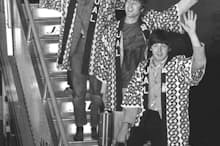 1966年6月、羽田空港に法被姿で降り立ったザ・ビートルズ。手前からポール・マッカートニー、ジョン・レノン、リンゴ・スター、ジョージ・ハリスン＝共同