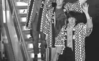 1966年6月、羽田空港に法被姿で降り立ったザ・ビートルズ。手前からポール・マッカートニー、ジョン・レノン、リンゴ・スター、ジョージ・ハリスン=共同