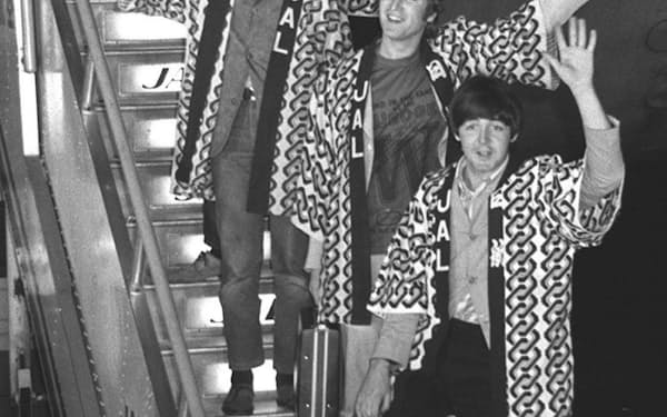 1966年6月、羽田空港に法被姿で降り立ったザ・ビートルズ。手前からポール・マッカートニー、ジョン・レノン、リンゴ・スター、ジョージ・ハリスン=共同