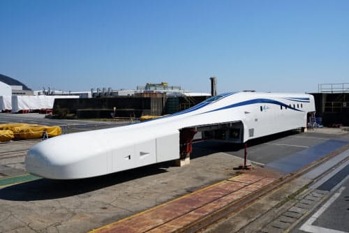 JR東海は日立製作所の笠戸事業所でリニアの改良型車両を公開した(山口県下松市、25日)