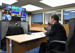 25日、外務省でテレビ会議形式のG7外相会合に臨む茂木外相=外務省提供 25日、外務省でテレビ会議形式のG7外相会合に臨む茂木外相=外務省提供