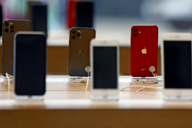 米アップルのiPhone(3月、米ニューヨークのアップルストア)=AP 米アップルのiPhone(3月、米ニューヨークのアップルストア)=AP