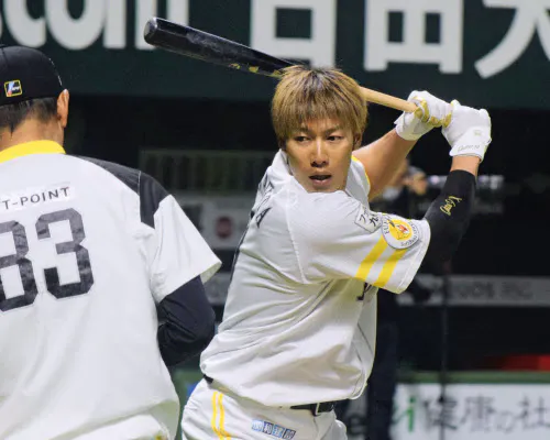 1軍に合流し、打撃練習に取り組むソフトバンク・柳田(26日、ペイペイドーム)=共同