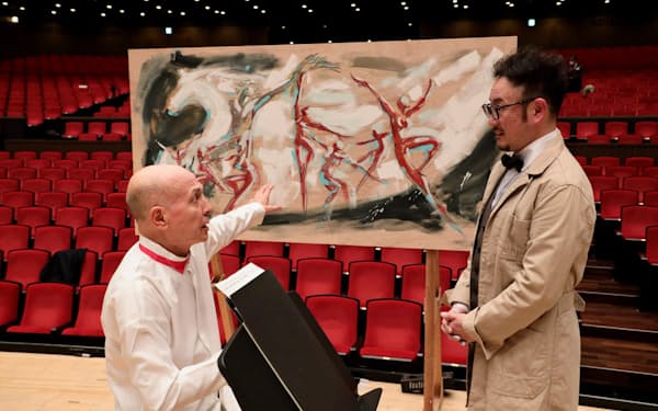 ライブドローイングの作品を前に話す指揮者の井上道義(左)と、グラフィックアーティストのカズ・オオモリ=飯島　隆撮影