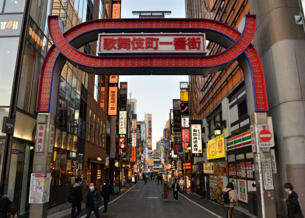 夜間の外出自粛要請の影響が予想される都内の歓楽街(26日、東京都新宿区)