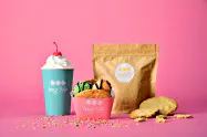 サンドアイスのほかフローズンシェークやクッキーも販売する(フォーモストブルシール提供)