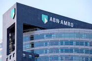 顧客のデリバティブ取引失敗で巨額損失が生じた(オランダ・アムステルダムのABNアムロ本社)=ロイター 顧客のデリバティブ取引失敗で巨額損失が生じた(オランダ・アムステルダムのABNアムロ本社)=ロイター