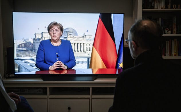メルケル首相は18日に国民に対し緊急のテレビ演説をした際、EUのことは一切言及しなかった=AP メルケル首相は18日に国民に対し緊急のテレビ演説をした際、EUのことは一切言及しなかった=AP
