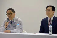 式典に出席したトヨタ自動車の豊田社長(左)と岩手県の達増知事(27日、トヨタ自動車東日本岩手工場) 式典に出席したトヨタ自動車の豊田社長(左)と岩手県の達増知事(27日、トヨタ自動車東日本岩手工場)