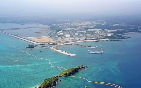 米軍普天間基地の移設先として埋め立てが進む沖縄県名護市辺野古の沿岸部。右は軟弱地盤が存在する海域（共同）