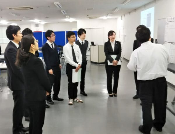 グループワークで店舗運営について議論する「塾生」