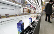 都内のスーパーでは牛乳など一部商品が品薄になった(27日、東京都台東区) 都内のスーパーでは牛乳など一部商品が品薄になった(27日、東京都台東区)