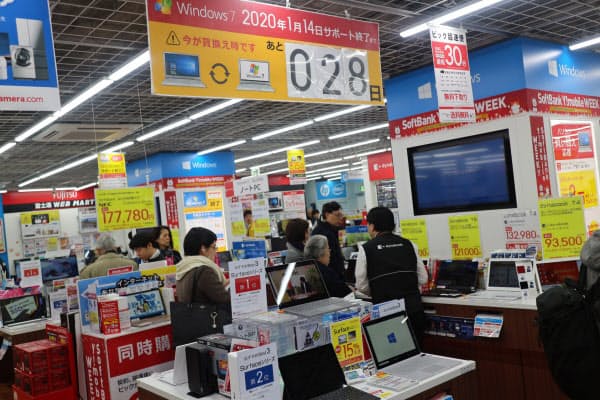 OS「ウィンドウズ7」のサポート終了を前に、パソコン売り場はにぎわいを見せた