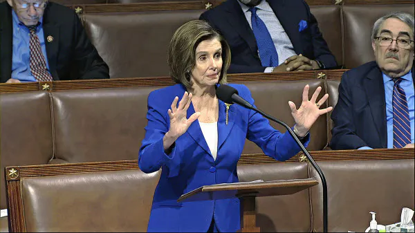 米議会で経済対策について話すペロシ下院議長(27日、ワシントン)=AP