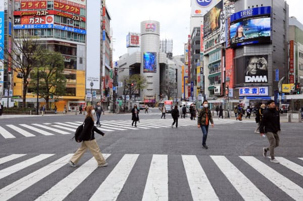 外出自粛要請で人通りが少ないJR渋谷駅前のスクランブル交差点（28日午前、東京都渋谷区）