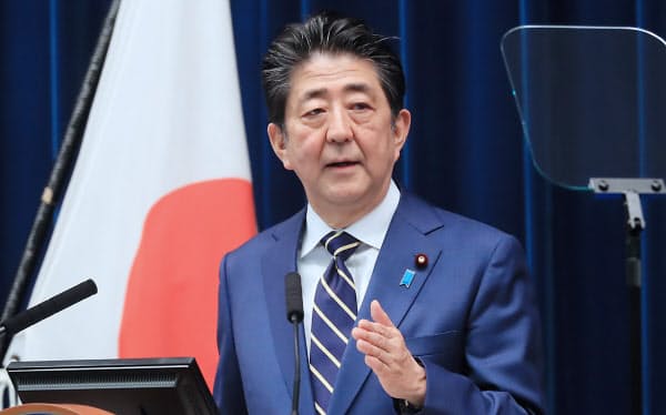 記者会見する安倍首相(28日、首相官邸)