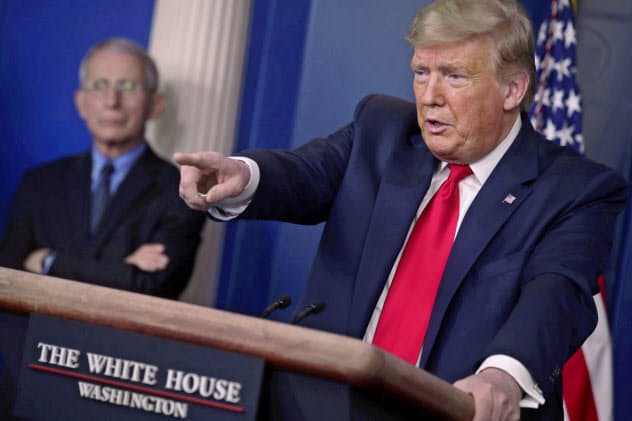 ホワイトハウスで記者会見するトランプ米大統領(右)と国立アレルギー・感染症研究所のファウチ所長=ロイター ホワイトハウスで記者会見するトランプ米大統領(右)と国立アレルギー・感染症研究所のファウチ所長=ロイター