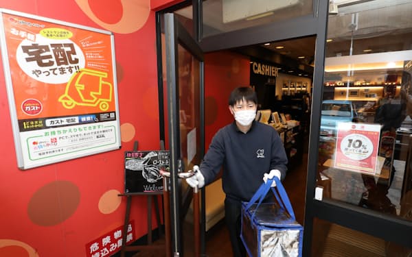 東京都が要請した外出自粛の初日、宅配で食事を届けるガスト関町店（28日、東京都練馬区）
