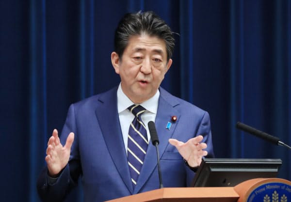 記者会見する安倍首相(28日、首相官邸)