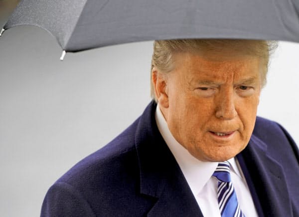 国内の移動制限について記者団に語るトランプ大統領(28日、ワシントン)=ロイター