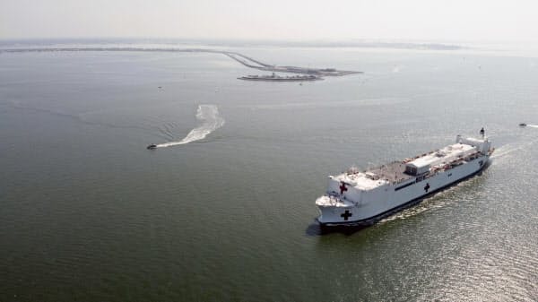 28日、米南部バージニア州を出港した米海軍の病院船コンフォート=米海軍提供、AP