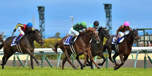 第50回高松宮記念でゴールに向かうモズスーパーフレア=右端(29日、中京競馬場)=共同