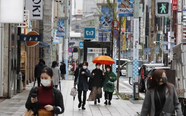 外出自粛要請で人通りが少ない繁華街(29日、東京・銀座)