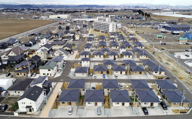 かさ上げした土地に災害公営住宅などが並ぶ宮城県名取市閖上地区(2月、小型無人機から)=共同 かさ上げした土地に災害公営住宅などが並ぶ宮城県名取市閖上地区(2月、小型無人機から)=共同