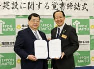 覚書を手にする共立メンテナンスの上田社長(左)と岩手県陸前高田市の戸羽市長(17日、陸前高田市役所) 覚書を手にする共立メンテナンスの上田社長(左)と岩手県陸前高田市の戸羽市長(17日、陸前高田市役所)