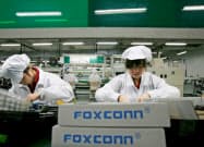 鴻海が中国に構築した製造網に逆風が強まっている(10年、広東省深圳の工場)=ロイター 鴻海が中国に構築した製造網に逆風が強まっている(10年、広東省深圳の工場)=ロイター