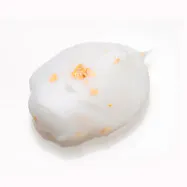 ハンドクリームに配合した金箔は、肌をつややかにし整える ハンドクリームに配合した金箔は、肌をつややかにし整える