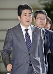 首相官邸に入る安倍首相=30日午前 首相官邸に入る安倍首相=30日午前
