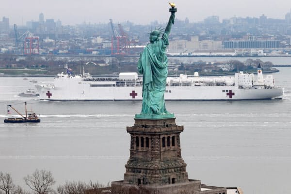 自由の女神像を通過する病院船「コンフォート」（30日、ニューヨーク）=ロイター