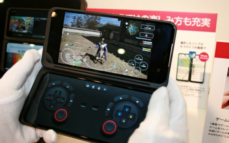 NTTドコモが発売する5G対応2画面スマホ NTTドコモが発売する5G対応2画面スマホ