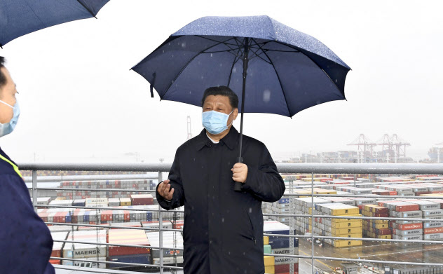 3月29日、浙江省の港湾地区を視察する習近平国家主席=新華社AP 3月29日、浙江省の港湾地区を視察する習近平国家主席=新華社AP