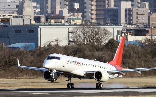 リストには航空機を製造する三菱重工業などインフラを担う企業が並んだ(県営名古屋空港に着陸するスペースジェット)