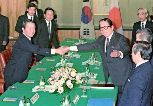 来日した韓国の崔浩中外相(左)と握手する宇野宗佑外相(1989年4月)=共同 来日した韓国の崔浩中外相(左)と握手する宇野宗佑外相(1989年4月)=共同