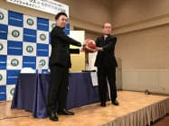 記者会見する古野電気の古野幸男社長(右)とバスケB2「西宮ストークス」の運営会社の渡瀬吾郎社長(31日、兵庫県西宮市) 記者会見する古野電気の古野幸男社長(右)とバスケB2「西宮ストークス」の運営会社の渡瀬吾郎社長(31日、兵庫県西宮市)