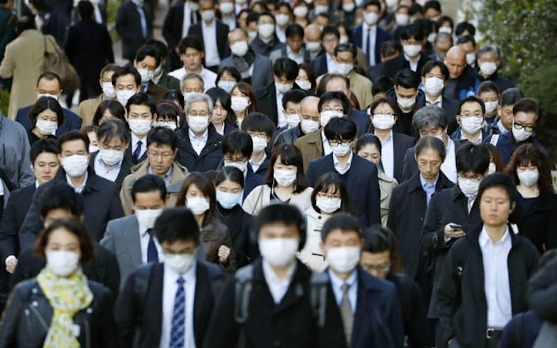 マスク姿で通勤する大勢の人たち(11日、東京都中央区)=共同 マスク姿で通勤する大勢の人たち(11日、東京都中央区)=共同