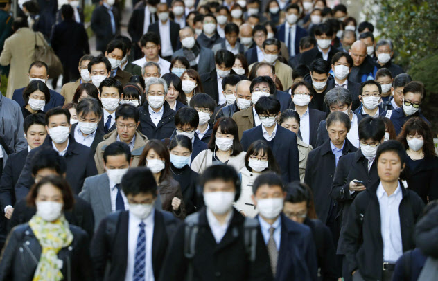 マスク姿で通勤する大勢の人たち(3月、東京都中央区)=共同 マスク姿で通勤する大勢の人たち(3月、東京都中央区)=共同