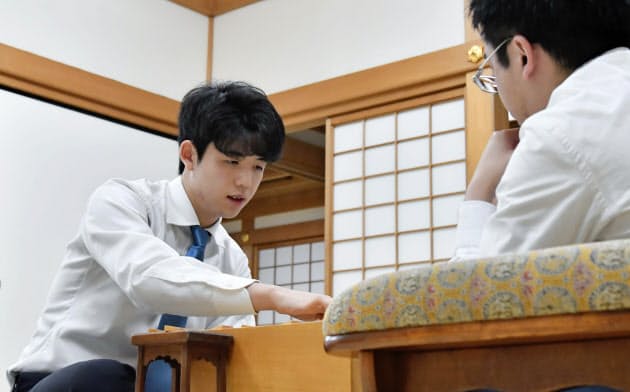 棋聖戦本戦準々決勝で菅井竜也八段(右)を破った藤井聡太七段(31日夜、大阪市の関西将棋会館)=共同 棋聖戦本戦準々決勝で菅井竜也八段(右)を破った藤井聡太七段(31日夜、大阪市の関西将棋会館)=共同
